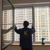 Мастер «Под Ключ» ставит серую москитную сетку