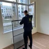Мастер «Под Ключ» устанавливает москитную сетку
