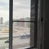 Москитная сетка на створке, вид на город