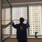 Мастер «Под Ключ» ставит серую москитную сетку