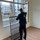 Мастер «Под Ключ» устанавливает москитную сетку