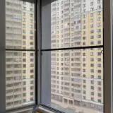 Серые москитные сетки на эркерном окне
