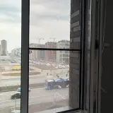 Москитная сетка на створке, вид на город