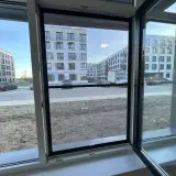 Установленная москитная сетка на створке окна