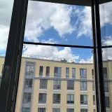 Москитная сетка на окне, вид во двор